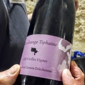 Ce Côt Vielles Vignes 2016 du Domaine de la Grange Tiphaine à Amboise (rendement 25 hl/ha) a été élevé 9 mois pour moitié en cuve ovoïde et fûts de 225 l. Des vendanges manuelles, utilisation de la gravité, levures indigènes ; très peu de soufres ajoutés ; ni intrants ; ni techniques interventionnistes. Photo © François Collombet